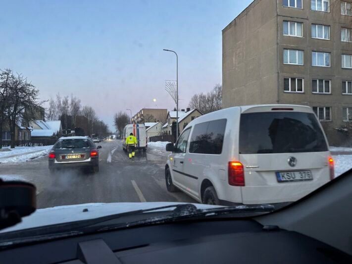 Trūko vandentiekio trasa – užlietos gatvės virto ledo čiuožyklomis (nuotraukos) (1)