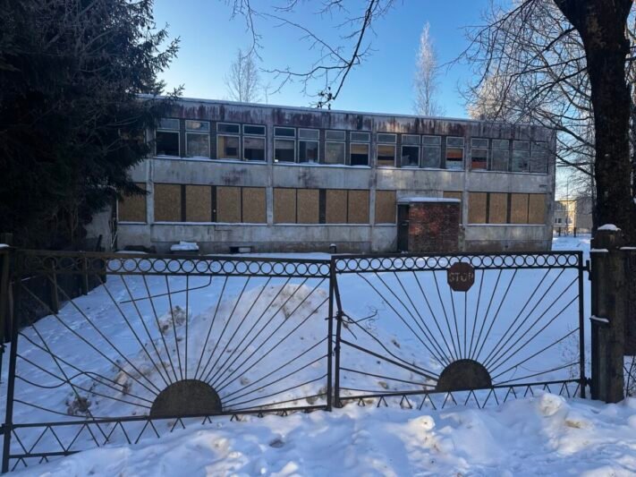 Į savivaldybės administracijos paskelbtą apklausą atsiliepę gyventojai vietoje „vaiduokliu“ virtusio pastato norėtų baseino su sporto kompleksu – tokių siūlymų buvo daugiausia. L. Pilecko nuotr.