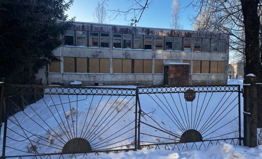 Į savivaldybės administracijos paskelbtą apklausą atsiliepę gyventojai vietoje „vaiduokliu“ virtusio pastato norėtų baseino su sporto kompleksu – tokių siūlymų buvo daugiausia. L. Pilecko nuotr.