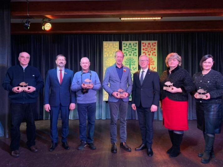 Veliuonoje pagerbti kraštui nusipelnę šviesuoliai