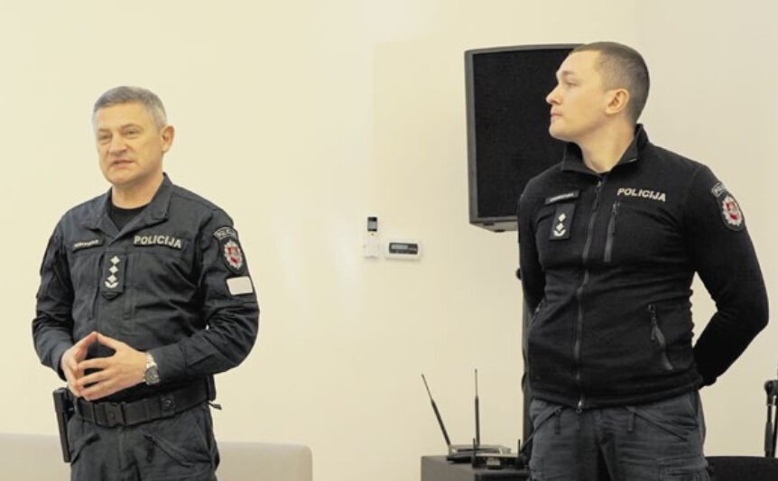 Marijampolės apskrities vyriausiojo policijos komisariato viršininkas Harimantas Poškevičius turėjo kuo pasidžiaugti – Edgaro Charisovo vadovaujamas Jurbarko r. policijos komisariatas 2025-aisiais tapo geriausiu apskrityje. L. Pilecko nuotr.