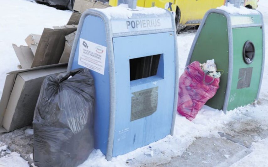 Toks vaizdas vakar rytą buvo Kęstučio g., Jurbarke. Pilni ar tušti konteineriai, palikti atliekas šalia jų draudžiama. Netrukus aplinka turėtų būti stebima vaizdo kameromis, o pažeidėjams skiriamos administracinės baudos. G. Šimboro nuotr.