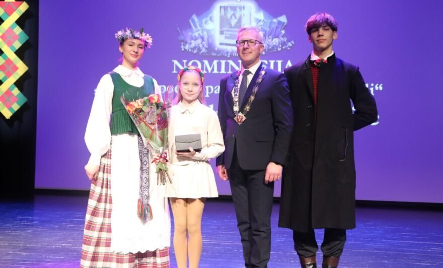 Viena jauniausių per visą „Krištolinių lelijų“ teikimo istoriją laureatė Viktorija Aksamitauskaitė apdovanota už ypač kilnų ir drąsų poelgį – kilus gaisrui išgelbėjo mažamečių sesers ir brolio gyvybes. J. Sabataitienės nuotr.