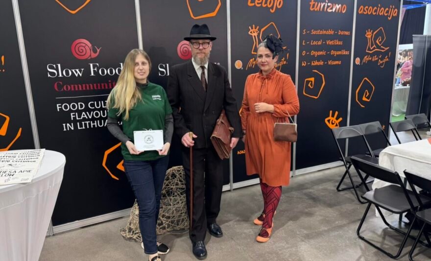 Turizmo parodoje „Adventur“ Jurbarko krašto muziejų pristatė kultūrinės veiklos vadybininkė Greta Šulcaitė, direktorius Arvydas Griškus ir muziejininkė-edukatorė Milda Prūsaitytė. Jurbarko krašto muziejaus nuotr.