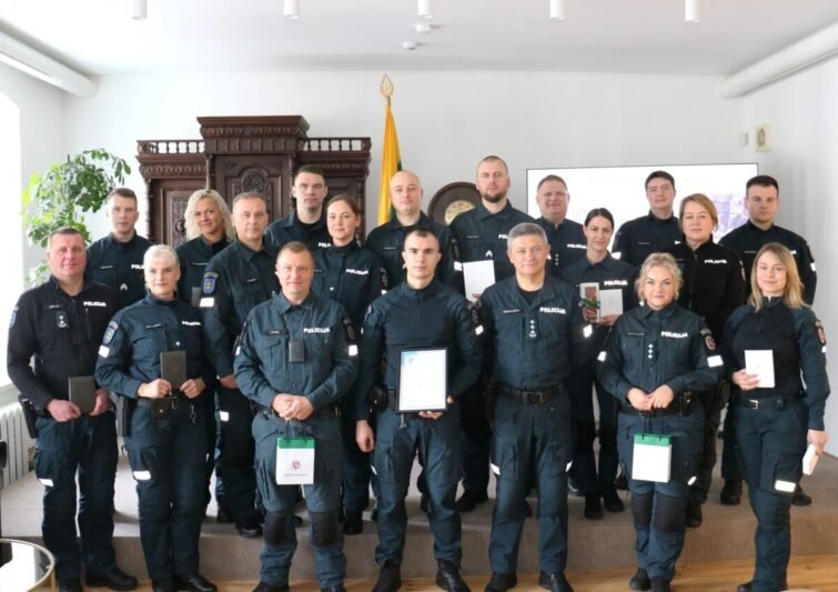 Pagerbė nusipelniusius pareigūnus