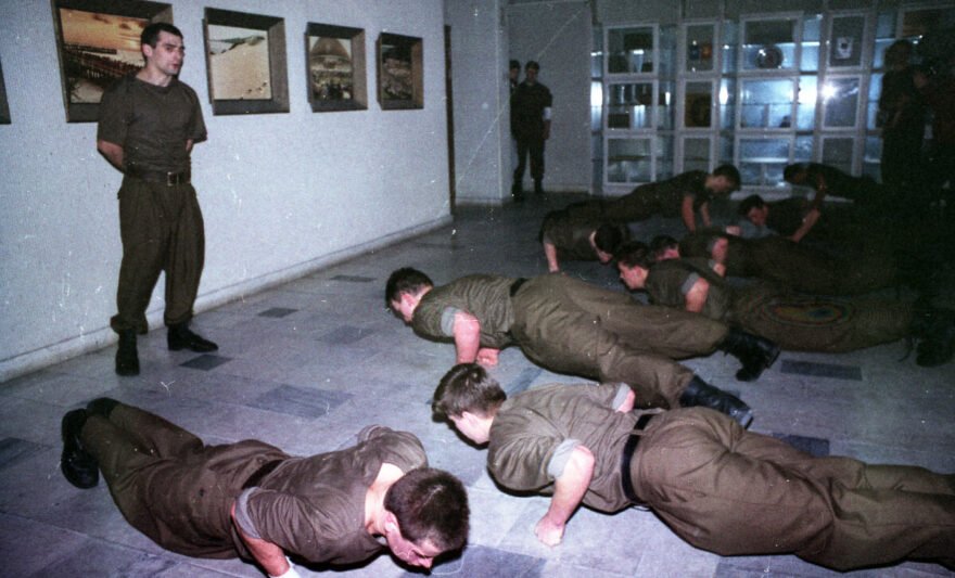 Nuotrauka daryta trys dienos po dalinio įsteigimo, vasario 25-ąją, junginio kariai demonstruoja fizinio pasirengimo ir savigynos pratybas dabartiniuose Seimo koridoriuose. Iki tų pačių metų rudens veikęs Mokomojo junginio pavadinimu 1991 m. spalį karinis vienetas performuotas į Greitojo reagavimo brigadą, o 1992 m. birželio 6-ąją jai už nuopelnus suteikus gražų ir lengvai atpažįstamą vardą šiandien turime sunkiausią Lietuvos kariuomenės Sausumos pajėgų karinį vienetą - pėstininkų brigadą „Geležinis Vilkas“ .