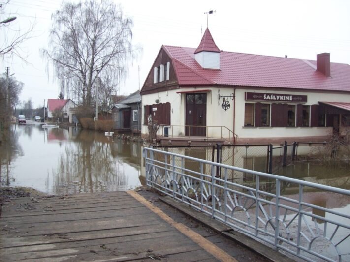 Nemunas pamažu laisvėja iš ledų: archyvai primena potvynio galią (nuotraukos)