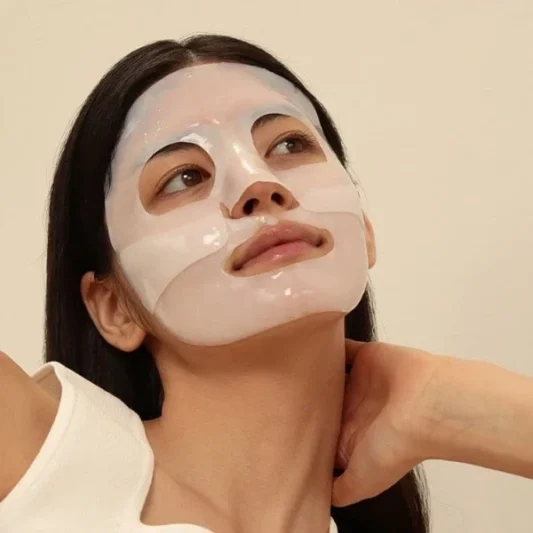 Hialurono rūgštis veido kaukėse: ką iš tiesų verta žinoti?