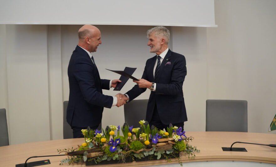 Memorandumą dėl Gelgaudiškio uosto pasirašė Šakių r. savivaldybės meras Raimondas Januševičius ir Klaipėdos valstybinio jūrų uosto generalinis direktorius Algis Latakas.