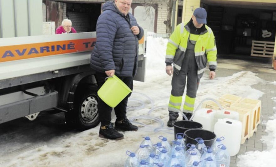 Kalninės gatvės gyventojas Arūnas Pikčiūnas, dėl sutrikusio vandentiekio viešumon iškėlęs gyventojus ištikusius nepatogumus, vis dar naudojasi UAB „Jurbarko vandenys“ atvežamu vandeniu ir viliasi, kad užšalusią trasą pavyks netrukus sutvarkyti. G. Šimboro nuotr.