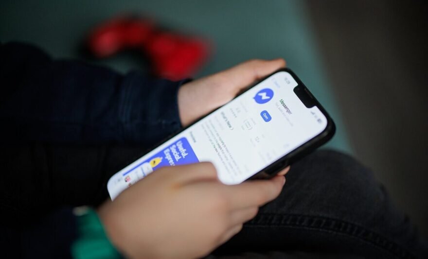 Vaikas su mobiliuoju telefonu | J. Stacevičiaus / LRT nuotr.