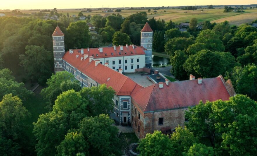 Panemunės pilies restauracijai Vilniaus dailės akademija 2026–2028 m. planuoja skirti 330 tūkst. eurų, dar 250 tūkst. tikimasi gauti iš valstybės. Iš Jurbarko rajono savivaldybės prašoma 50 tūkst. eurų pradėtų darbų tęstinumui užtikrinti.