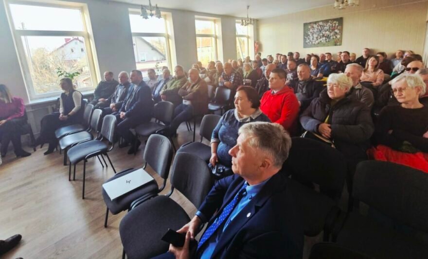 Į susitikimą su Tauragės, Šilalės ir Kazlų Rūdos karinių poligonų viršininku majoru Kęstučiu Čekavičiumi ir rajono vadovais gausiai susirinkę gyventojai pateikė ilgą pageidavimų sąrašą. Jurbarko r. savivaldybės nuotr.