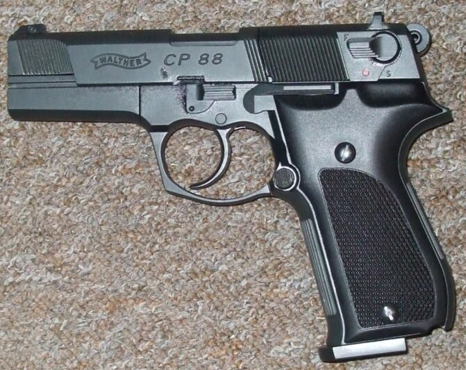 Girtų vyrų konfliktas Jurbarke baigėsi šūviu: vienas atsidūrė ligoninėje, kitas – areštinėje