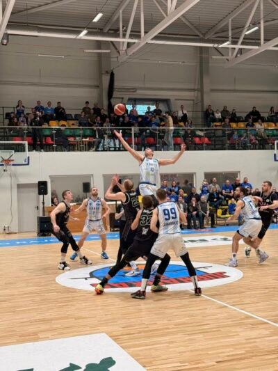 Beveik valandą trukusį krepšinio trilerį laimėjo jurbarkiečiai