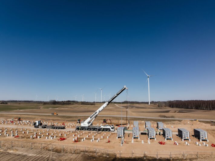 Galingiausiame Lietuvoje „Ignitis renewables“ kaupiklių parke – pirmoji komponentų siunta