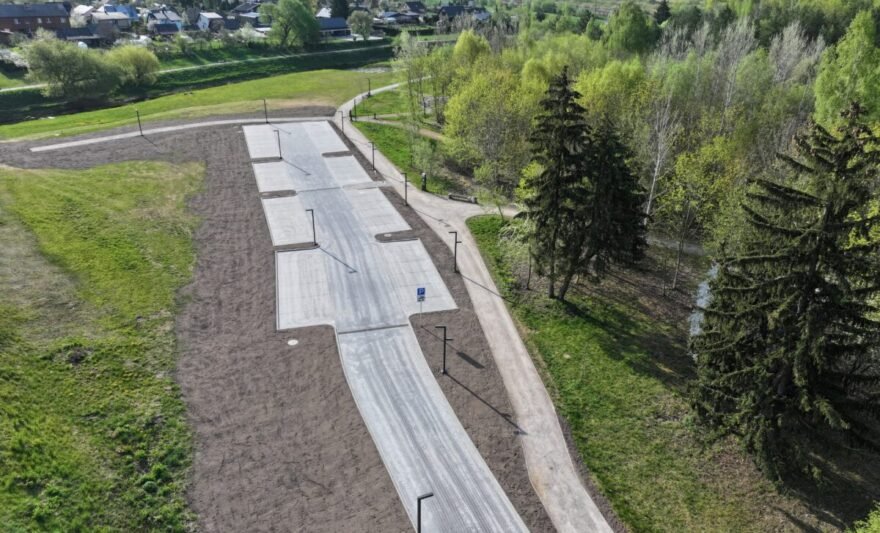Automobilių aikštelė Mituvos slėnio parke – reikalinga, tačiau redakcijos kalbinti statytojai vienbalsiai tvirtina, kad pastatyti savivaldybės planuojamą pėsčiųjų tiltą nesuniokojus naujai įrengtos infrastruktūros praktiškai neįmanoma. L. Pilecko nuotr.