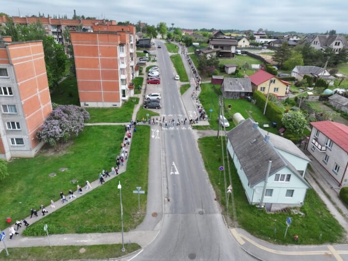 Gegužės 22-ąją Jurbarke surengtos mokyklų evakuacijos pratybos kilus oro pavojui parodė ir pasirengimo ekstremaliai situacijai pliusus, ir minusus. L. Pilecko nuotr.