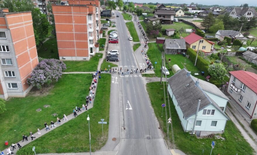 Gegužės 22-ąją Jurbarke surengtos mokyklų evakuacijos pratybos kilus oro pavojui parodė ir pasirengimo ekstremaliai situacijai pliusus, ir minusus. L. Pilecko nuotr.