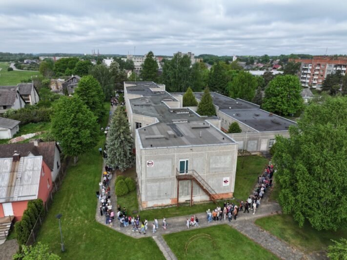 Jurbarke – evakuacijos pratybos dėl oro pavojaus: primena, ką daryti skriejant dronams