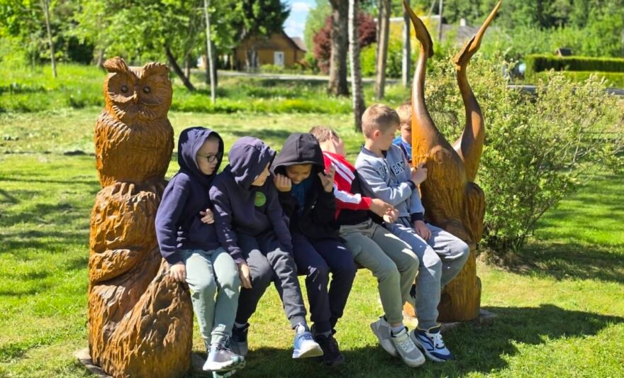 Smagu prisėsti ant tautodailininko Ričardo Ramanausko sukurto suolelio. Jurbarko viešosios bibliotekos nuotr.