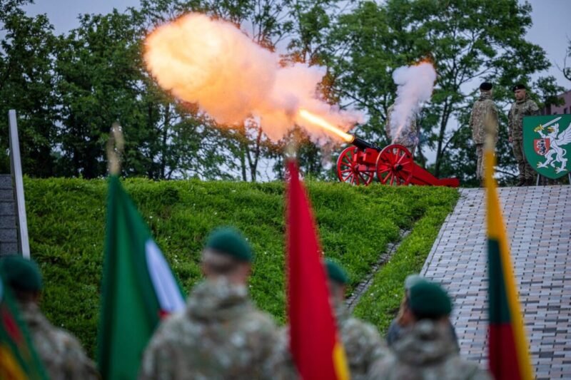 Sausumos pajėgų vėliavas kariai neša rajono keliais