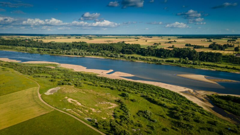 Po karšto penktadienio – orų permainos: savaitgalį grįš lietus ir perkūnija