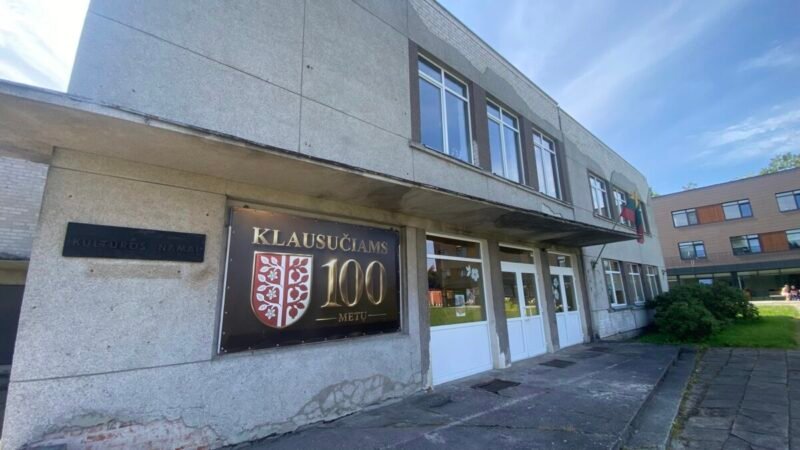 Valdžios galvos skausmas – tuščios vadovų kėdės