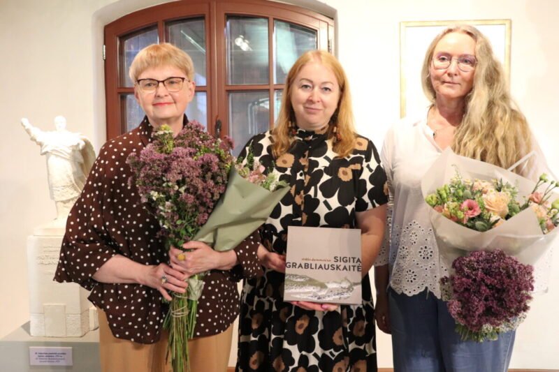 Monografija skirta stiklą prisijaukinusiai menininkei