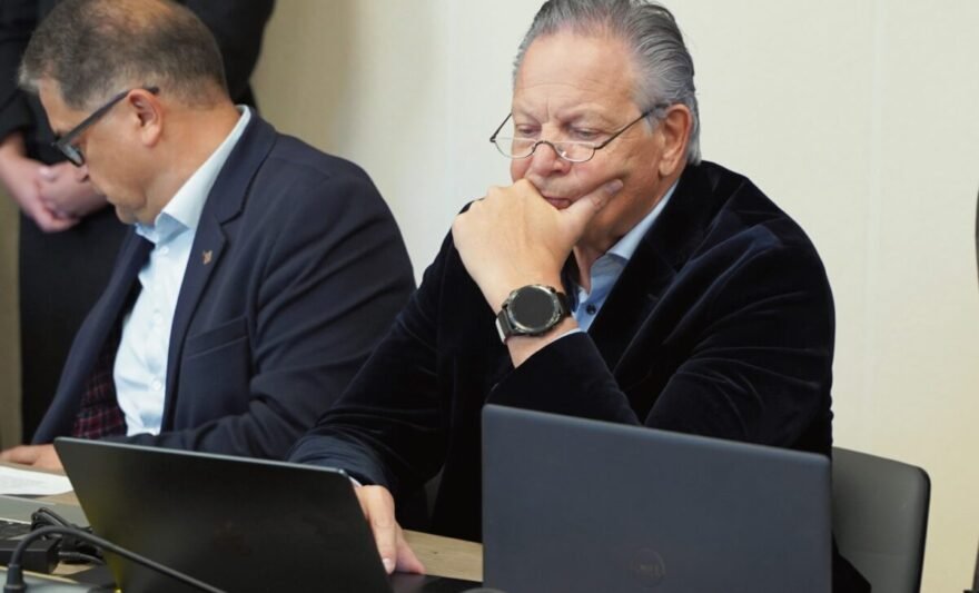 Tarybos nariui Aivarui Šlekiui trūko kantrybė – politikas viešai iškėlė klausimus dėl kelių atmestinai parengtų sprendimų projektų, kuriuos turėtų priimti artimiausiame savivaldybės tarybos posėdyje. Tarp jų – ir skandalo verti atminimo ženklų įteisinimo reikalai. L. Pilecko nuotr.