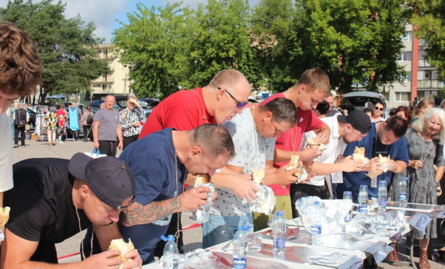 Pirmą kartą Jurbarke surengtame kebabų valgymo čempionate dėl nugalėtojo vardo varžėsi dešimt vyrų.