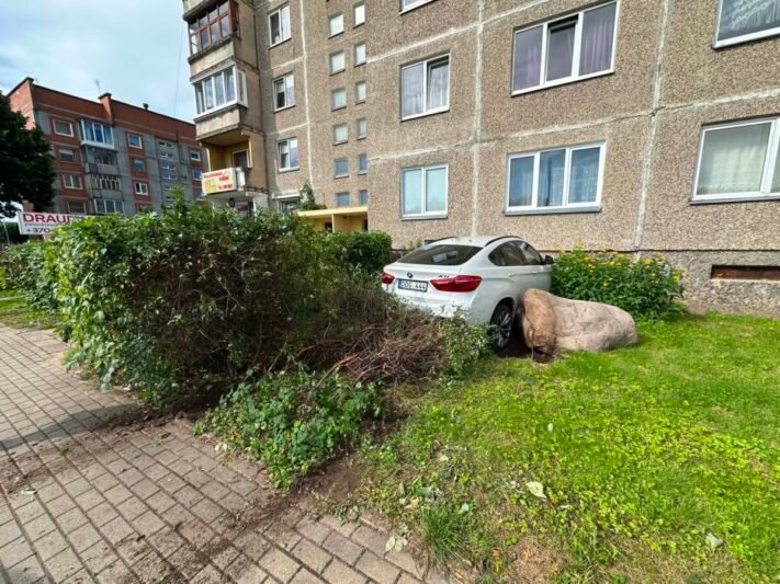 Jurbarke automobilis išvertė akmenį ir rėžėsi į namo sieną