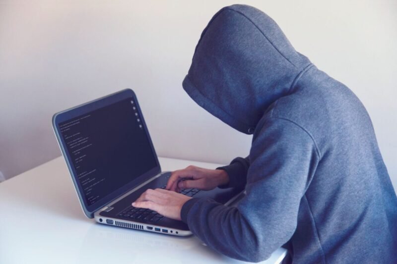 Lengvi pinigai, dovanos ir nekaltos užduotys: kaip internete verbuojami vaikai?