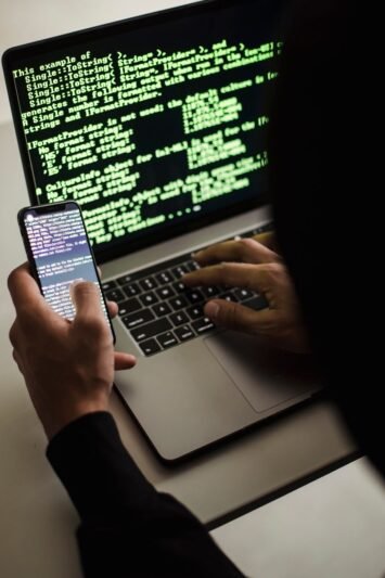 Vairuotojams – rimtas įspėjimas: viena SMS ar QR kodas gali kainuoti gerokai daugiau nei keli eurai