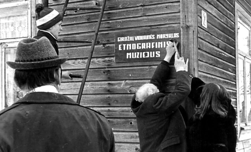 Girdžių etnografinis muziejus buvo įkurtas sovietmečiu – 1979 metais tuometinėje Girdžių klebonijoje. Jį įsteigė mokytojas Vincentas Norkaitis, greta veikusio „Raudonojo kampelio“ įkūręs ir liaudies muziejų. „Girdžių istorija nuotraukose“ archyvo nuotr.