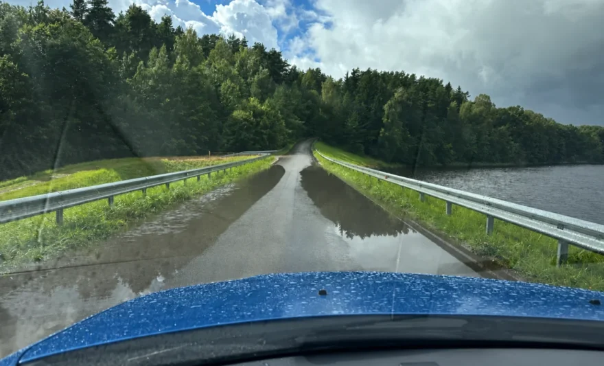 Pagal garantinius įsipareigojimus pažvyruoti Smukučių gatvės kelkraščiai gyventojus džiugina, tačiau žmonės stebisi, kodėl savivaldybė nesugeba kelio tinkamai prižiūrėti: nenuvalyti kelkraščiai ne tik apsunkina eismą, bet ir lemia didelių balų susidarymą, o žiemą šios vietos tampa slidžiais ruožais.