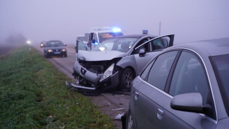Rūke – pavojinga avarija: „Peugeot“ rėžėsi į policijos patikrai sustojusį „Audi“ (nuotraukos)
