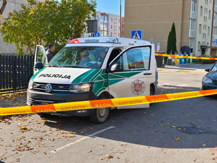 Automobilis parbloškė garbaus amžiaus moterį