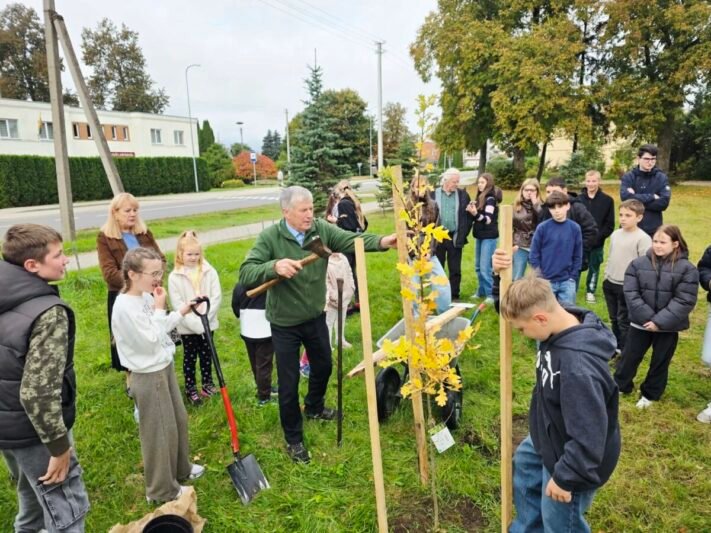 Viešvilėje pasodintas jaunimo politikos 30-mečiui skirtas ąžuoliukas