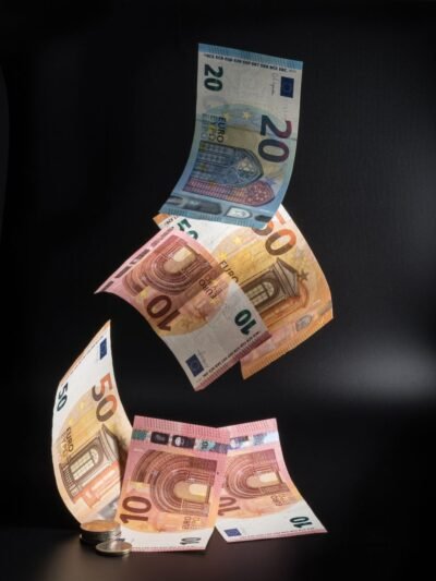 Valdžia neria į skolas: kiek kitąmet augs pensijos ir algos